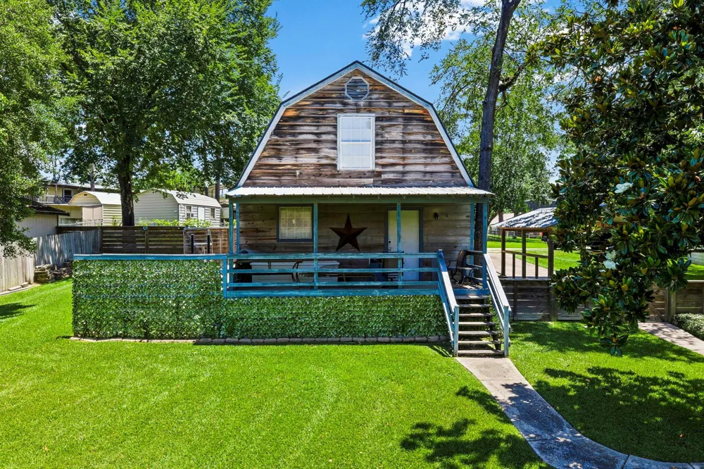 305 Lakeshore Dr Onalaska, TX 77360