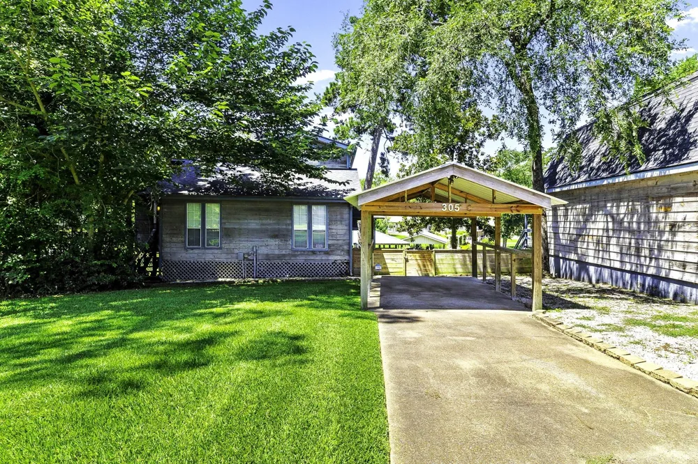 305 Lakeshore Dr Onalaska, TX 77360