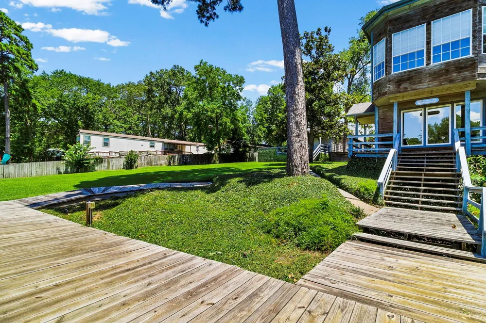 305 Lakeshore Dr Onalaska, TX 77360