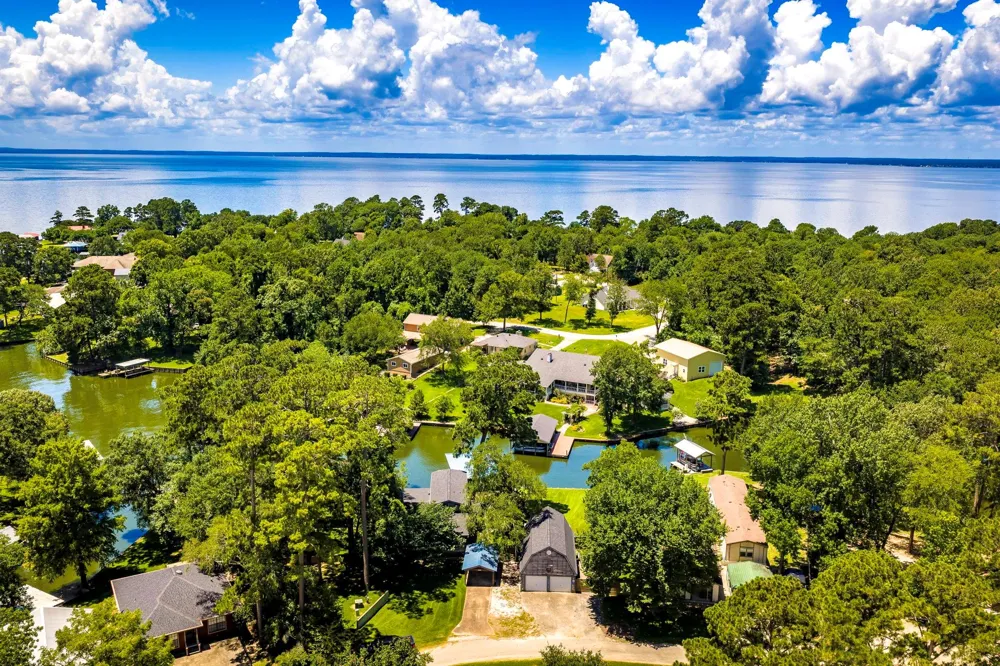 305 Lakeshore Dr Onalaska, TX 77360