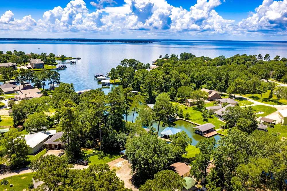 305 Lakeshore Dr Onalaska, TX 77360
