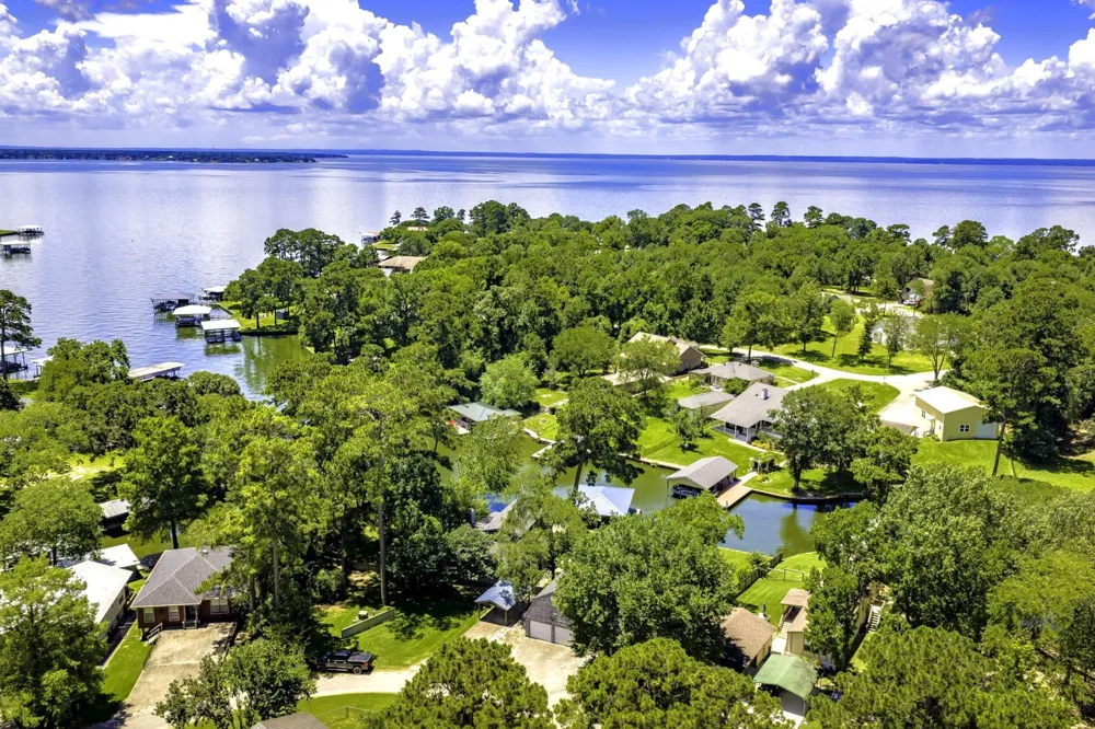 305 Lakeshore Dr Onalaska, TX 77360