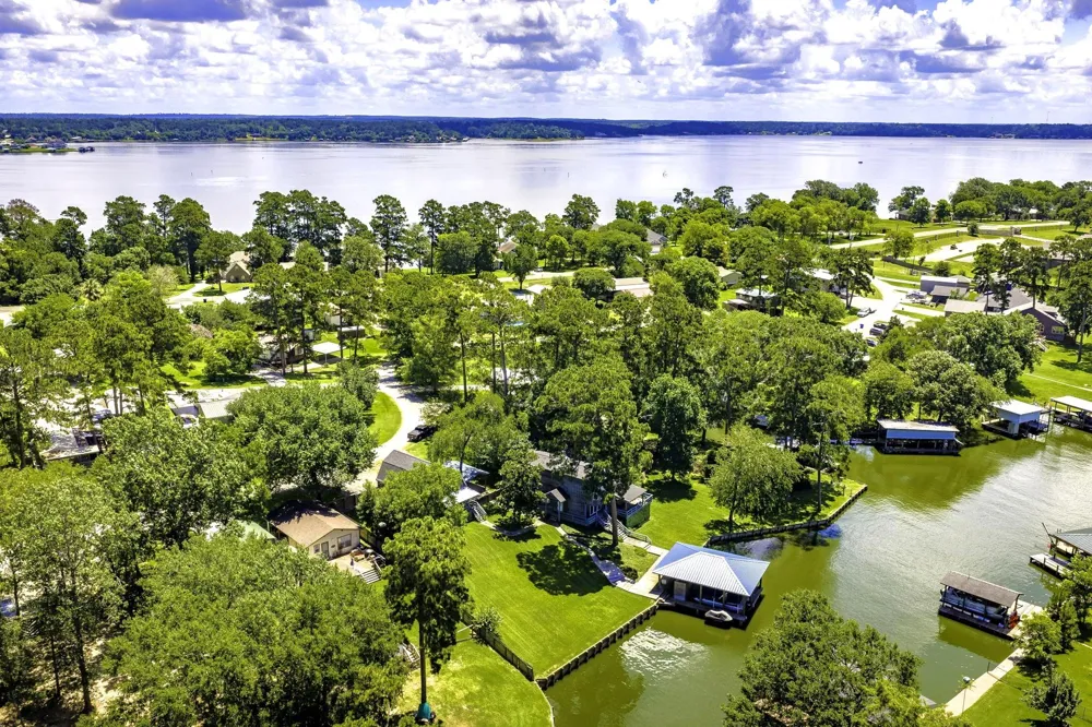 305 Lakeshore Dr Onalaska, TX 77360
