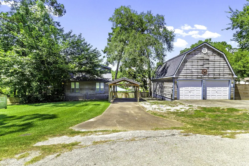 305 Lakeshore Dr Onalaska, TX 77360
