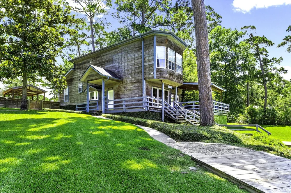 305 Lakeshore Dr Onalaska, TX 77360