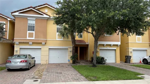 1015 Pipers Cay Dr