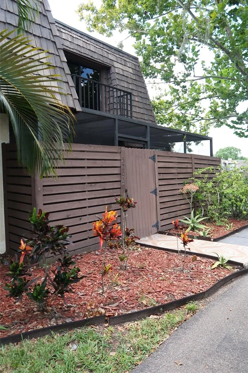 15202 E POND WOODS DRIVE #9 Tampa, FL 33618