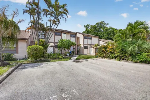 110 SHERWOOD CIRCLE #4C
