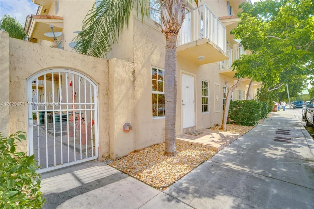 9 E 4th St #101 Hialeah, FL 33010
