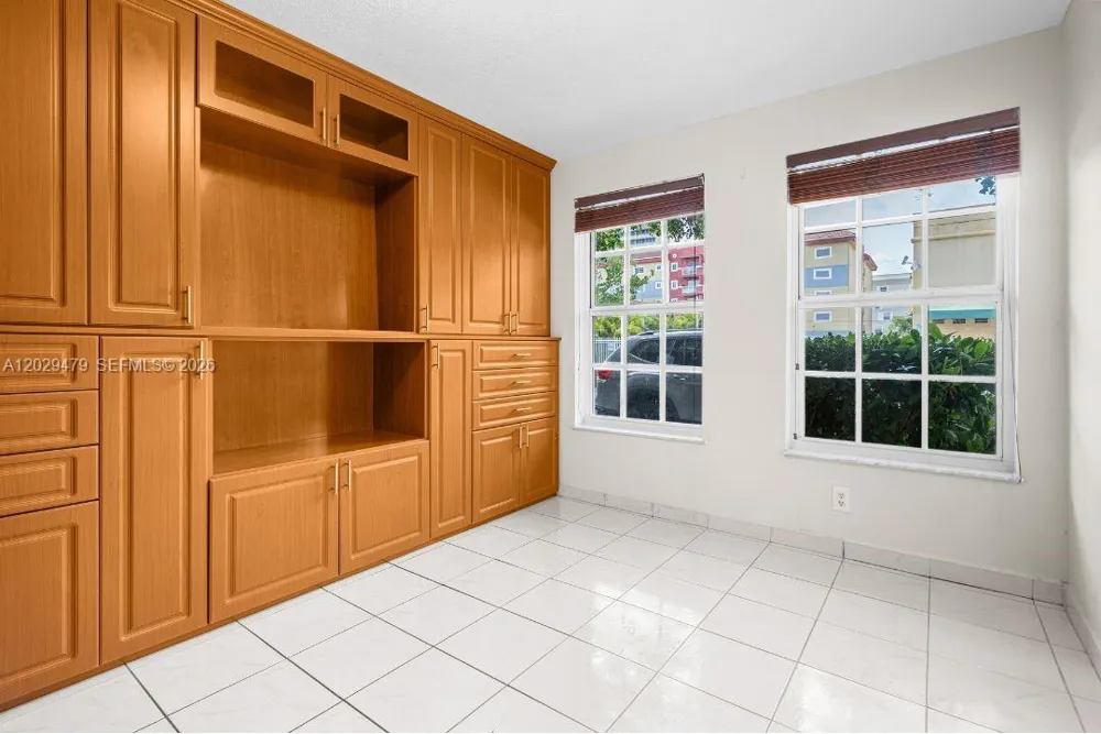 9 E 4th St #101 Hialeah, FL 33010