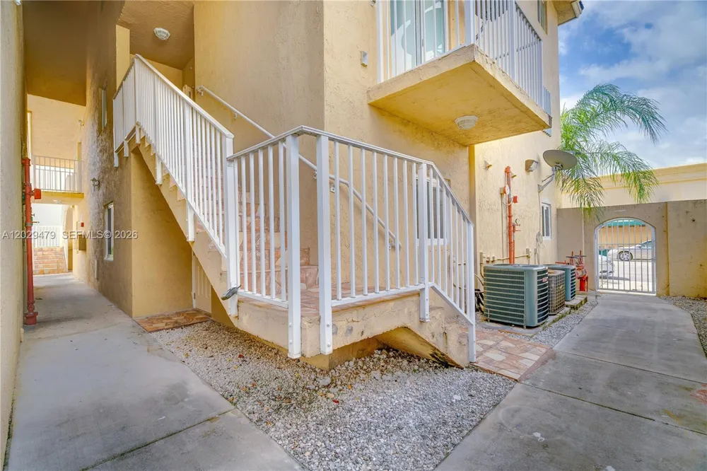 9 E 4th St #101 Hialeah, FL 33010