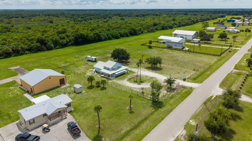 19695 NW 80th Drive Okeechobee, FL 34972
