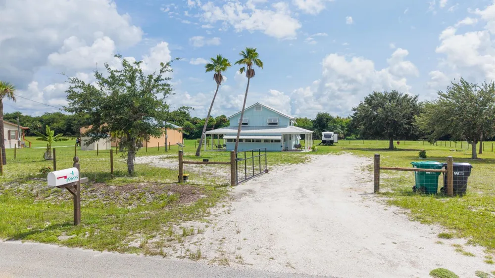 19695 NW 80th Drive Okeechobee, FL 34972