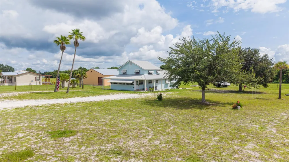 19695 NW 80th Drive Okeechobee, FL 34972