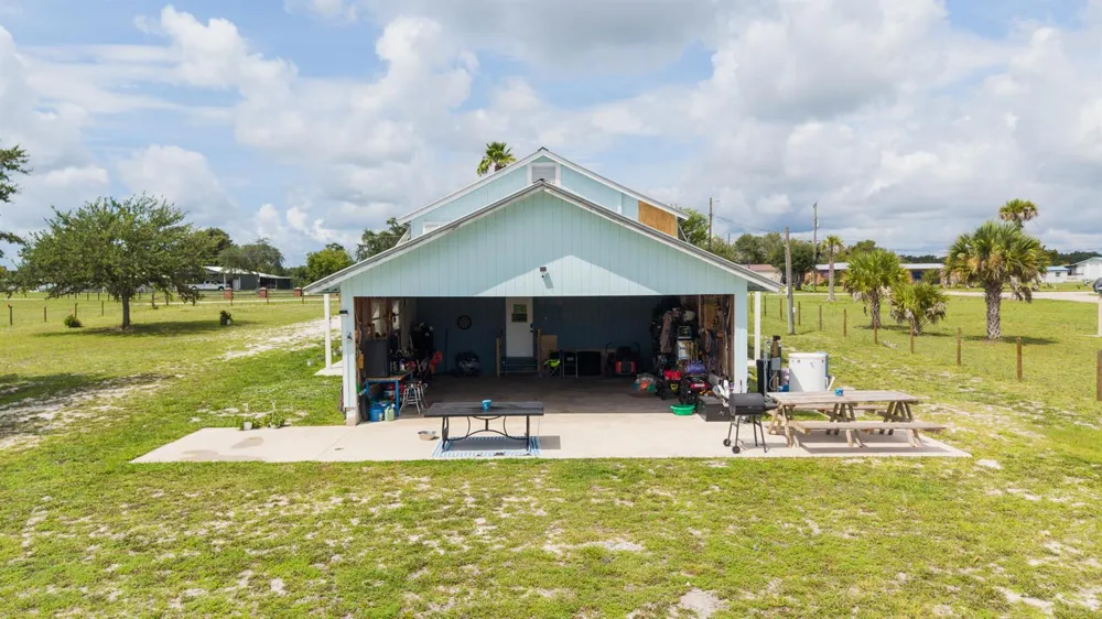 19695 NW 80th Drive Okeechobee, FL 34972