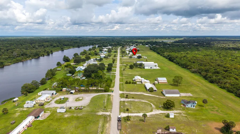 19695 NW 80th Drive Okeechobee, FL 34972