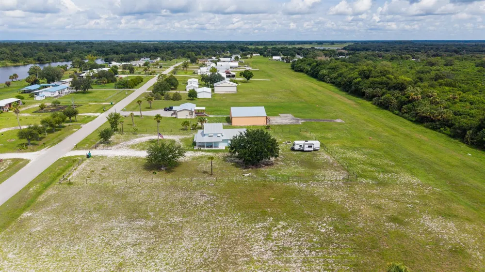 19695 NW 80th Drive Okeechobee, FL 34972