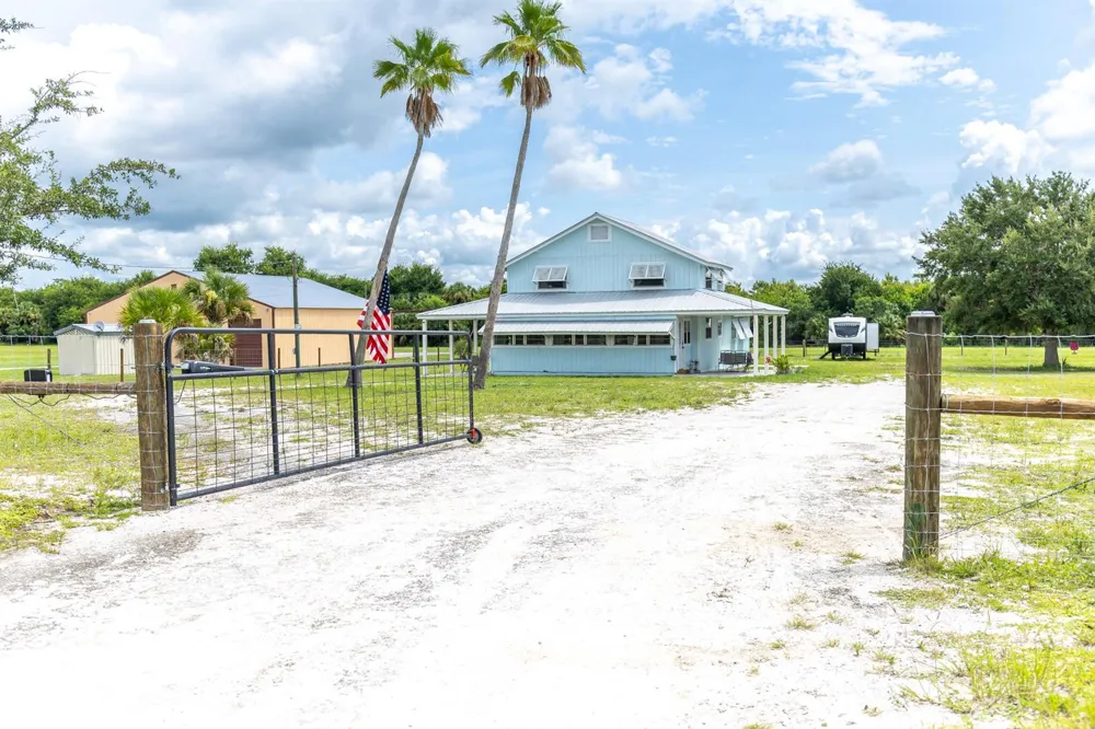 19695 NW 80th Drive Okeechobee, FL 34972