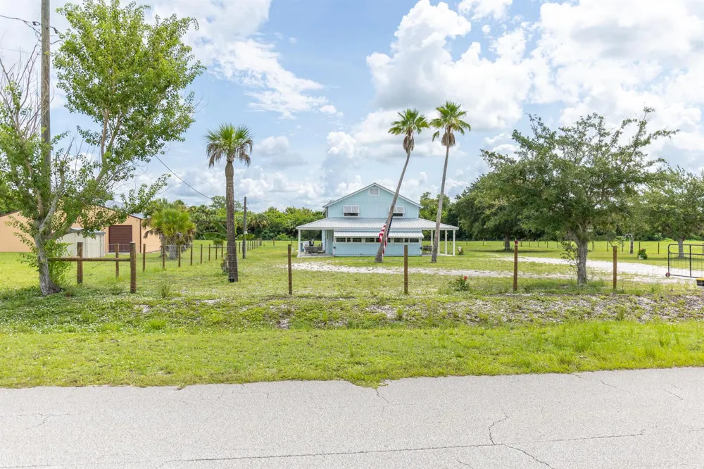 19695 NW 80th Drive Okeechobee, FL 34972