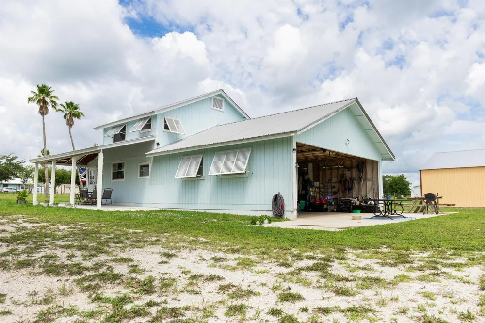 19695 NW 80th Drive Okeechobee, FL 34972