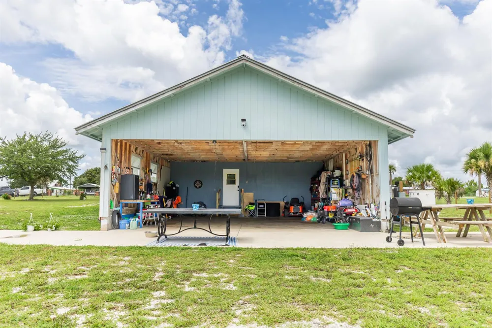 19695 NW 80th Drive Okeechobee, FL 34972