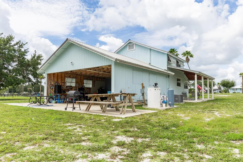 19695 NW 80th Drive Okeechobee, FL 34972