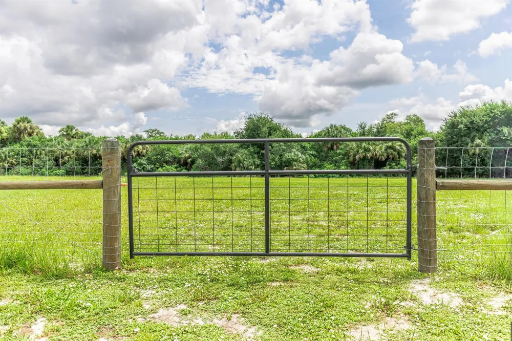 19695 NW 80th Drive Okeechobee, FL 34972