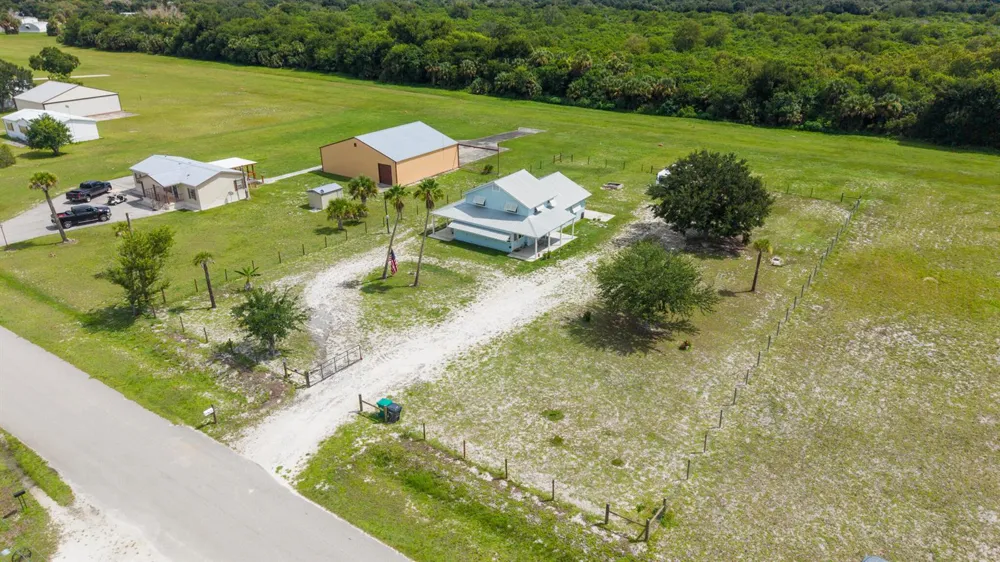 19695 NW 80th Drive Okeechobee, FL 34972