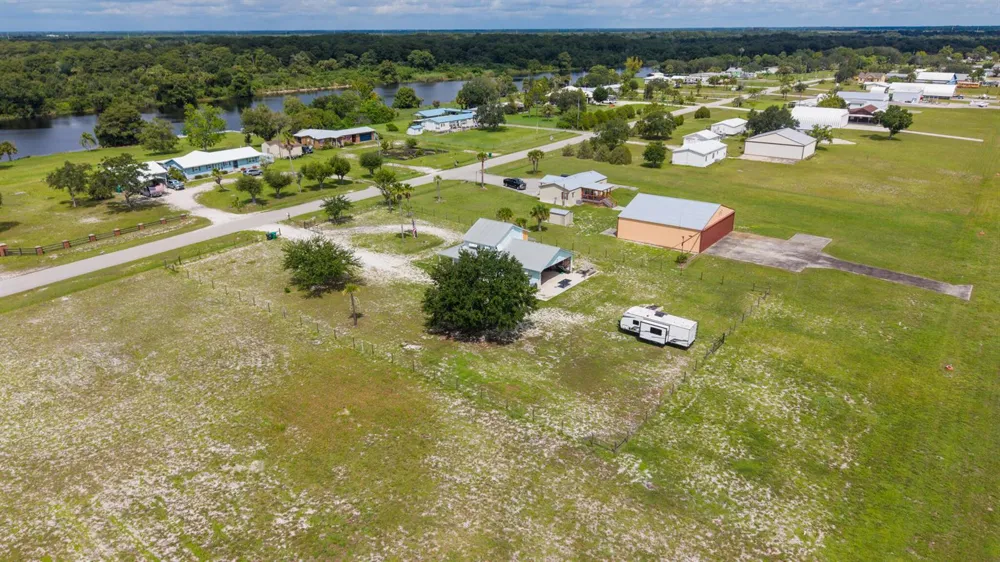 19695 NW 80th Drive Okeechobee, FL 34972