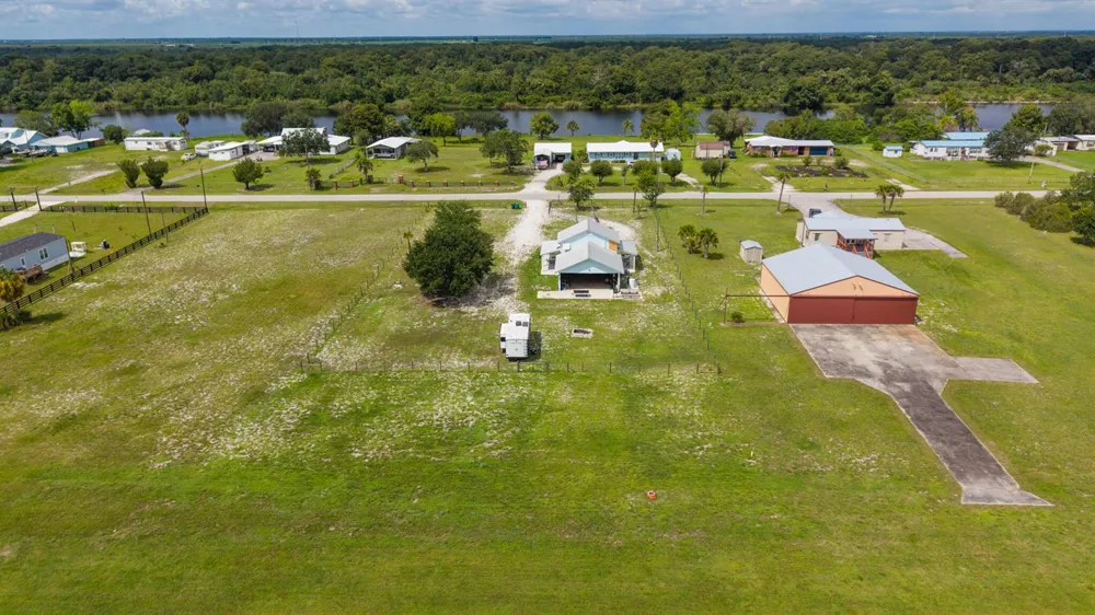 19695 NW 80th Drive Okeechobee, FL 34972