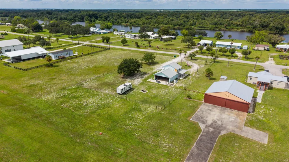 19695 NW 80th Drive Okeechobee, FL 34972