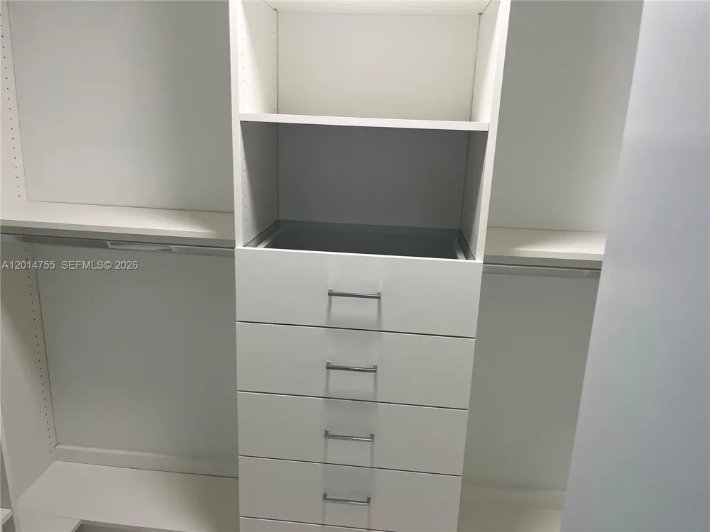 1800 Bayshore Dr #614 Miami, FL 33132
