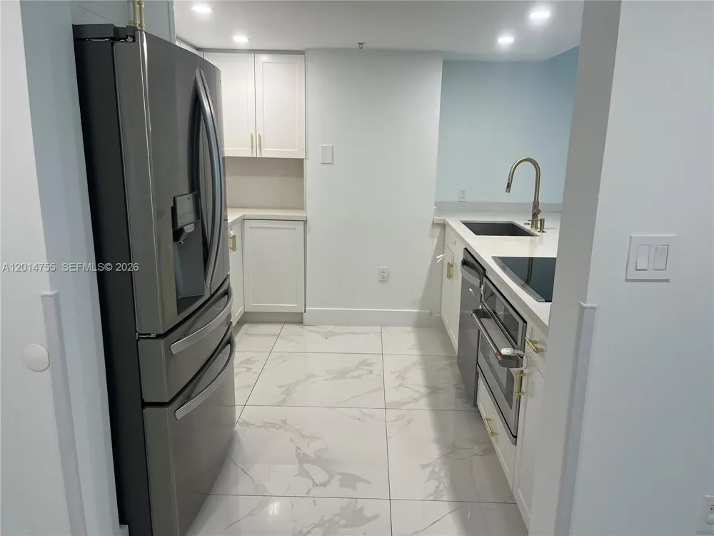 1800 Bayshore Dr #614 Miami, FL 33132
