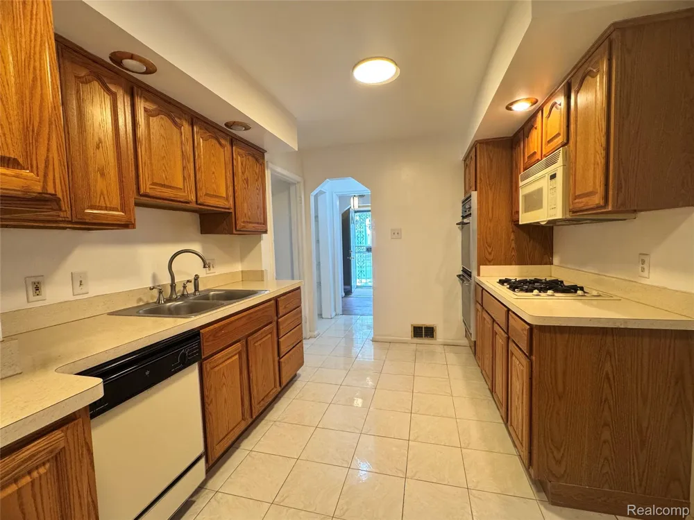16757 Greenview Avenue Detroit City, MI 48219