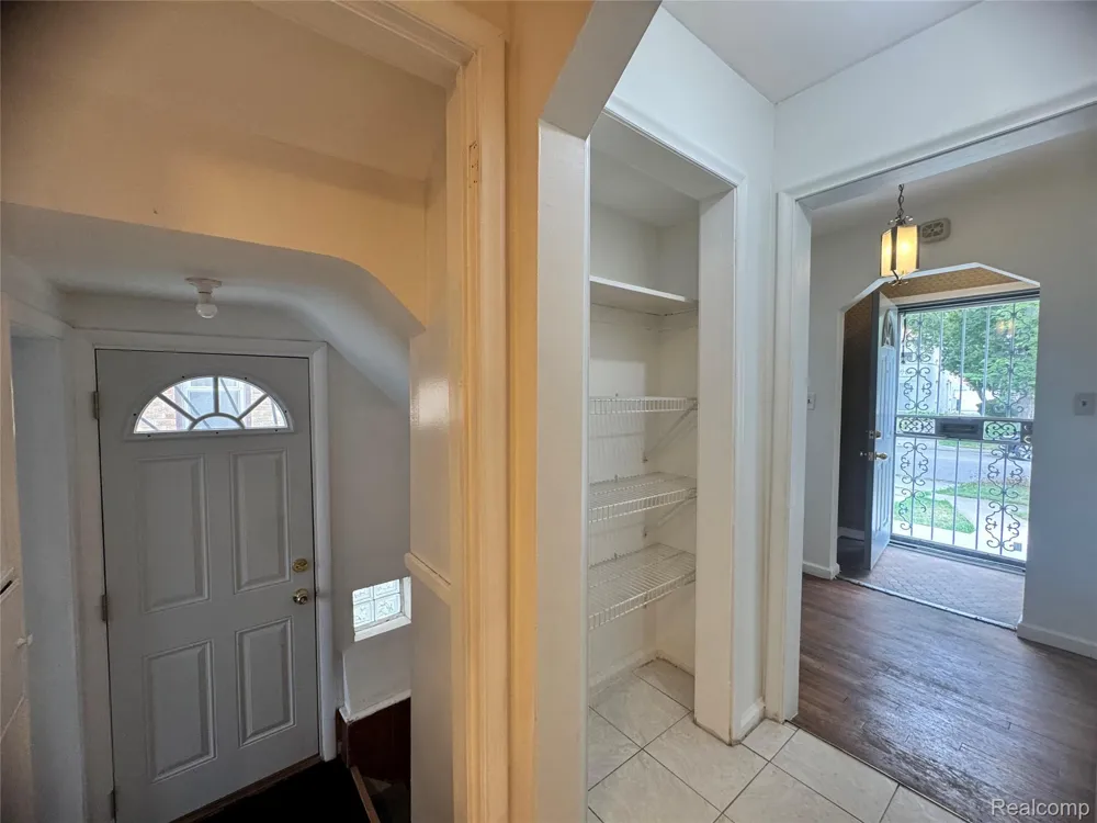 16757 Greenview Avenue Detroit City, MI 48219