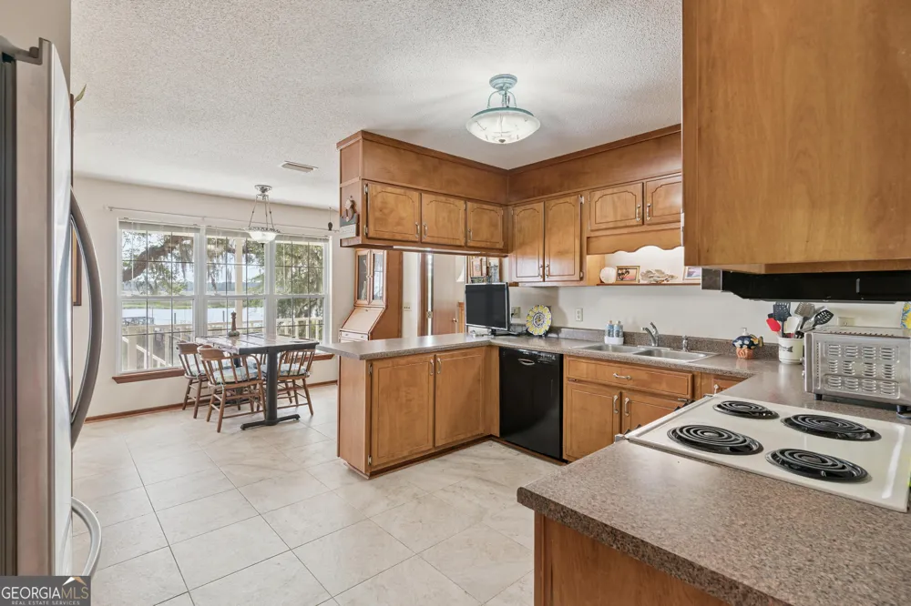 70 Deer LN White Oak, GA 31568