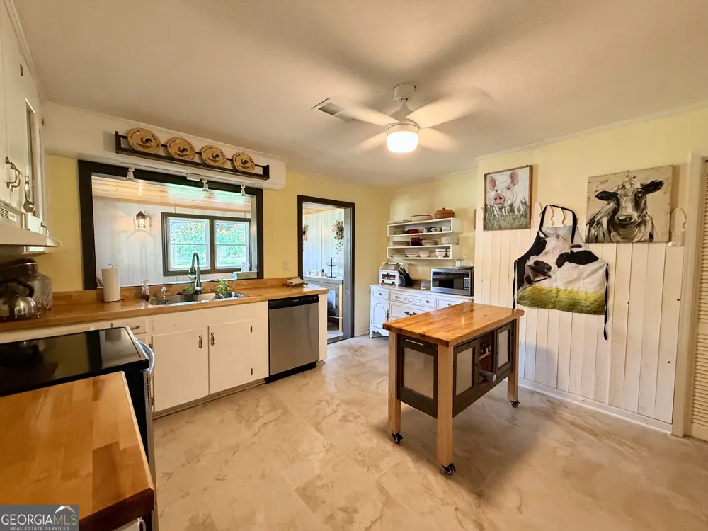 301 E Willow Lake DR Metter, GA 30439