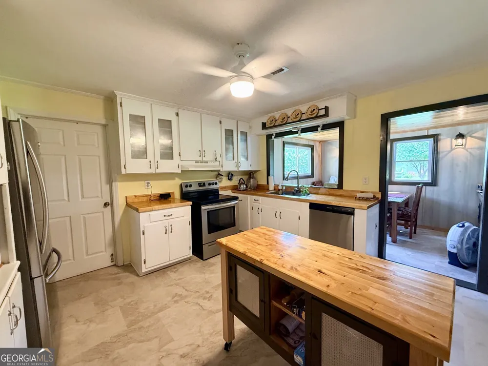 301 E Willow Lake DR Metter, GA 30439