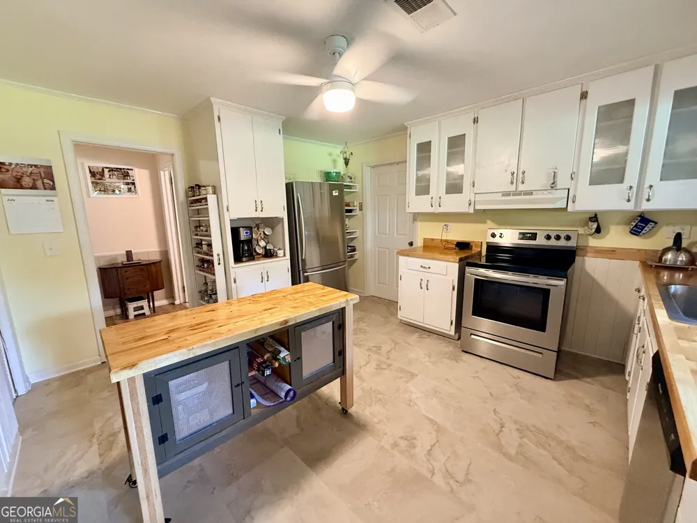 301 E Willow Lake DR Metter, GA 30439