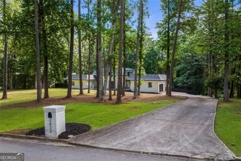 2023 Stoneleigh DR Stone Mountain, GA 30087