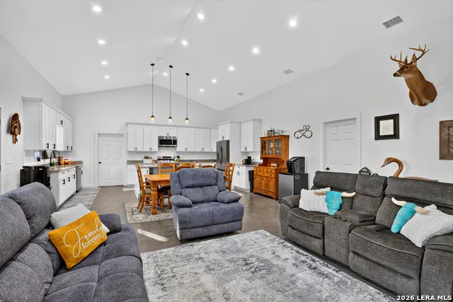185 Pr 7460 Kenedy, TX 78119
