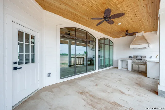 125 Hidden Hills Floresville, TX 78114