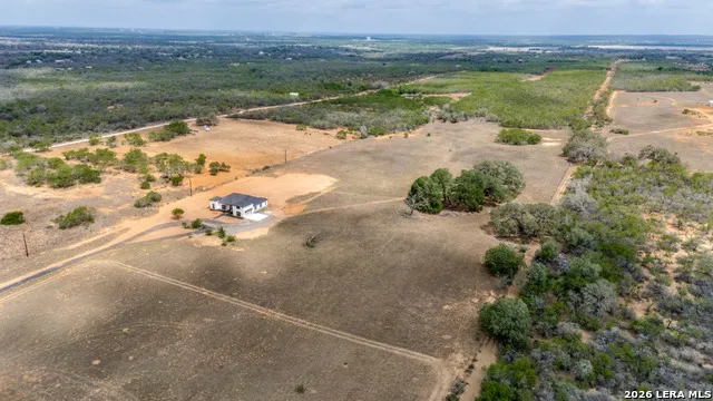 125 Hidden Hills Floresville, TX 78114