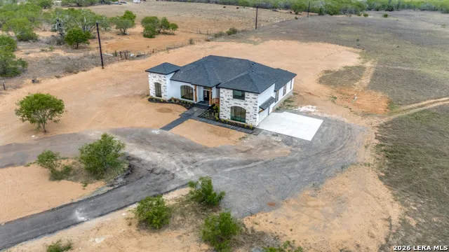 125 Hidden Hills Floresville, TX 78114