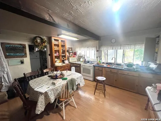 230 Teague Rd Kerrville, TX 78028