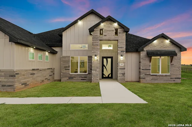 116 PIONEER DR La Vernia, TX 78121