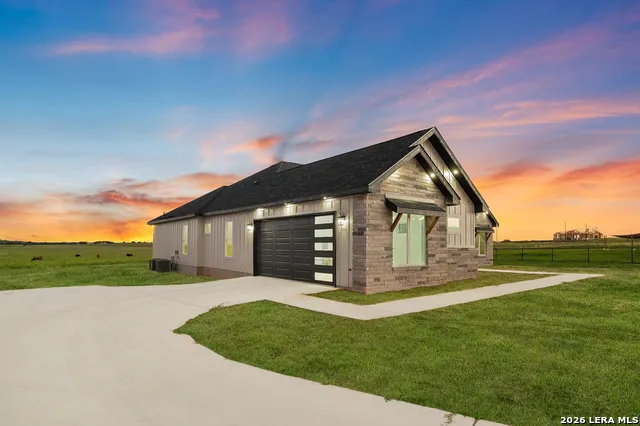 116 PIONEER DR La Vernia, TX 78121