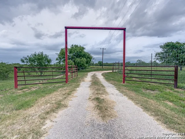 315 SIMON RD Pleasanton, TX 78064