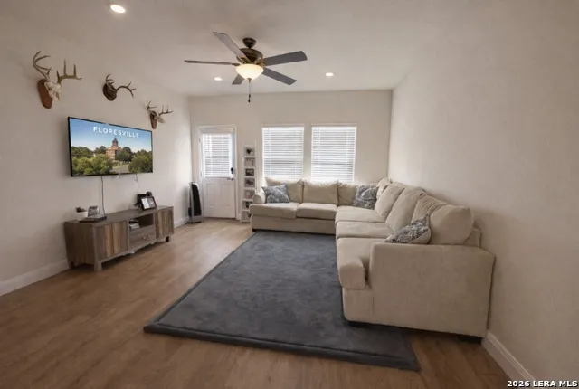 177 Middle Green loop Floresville, TX 78114