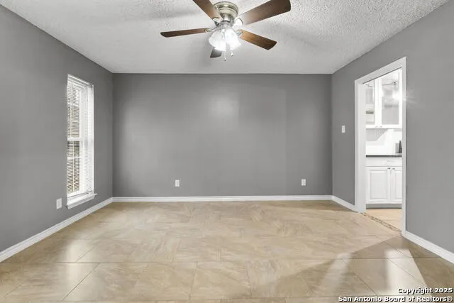 5203 Metcalf Windcrest, TX 78239